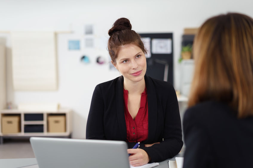 un manager femme mène l'entretien professionnel de sa collabotarice qui lui sourit